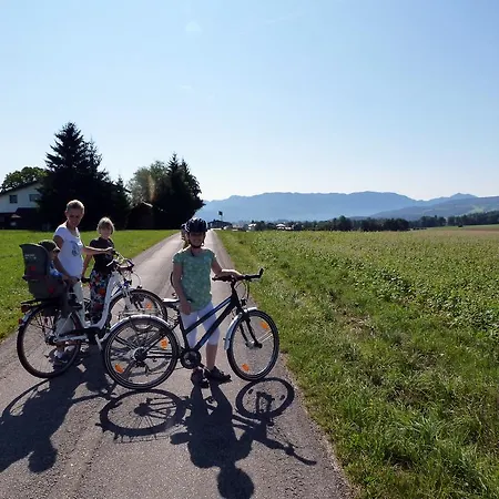 Familienfreundliche Kaltenleitner Nahe Attersee Fuer 5 Personen Mit Zwei Schlafzimmern